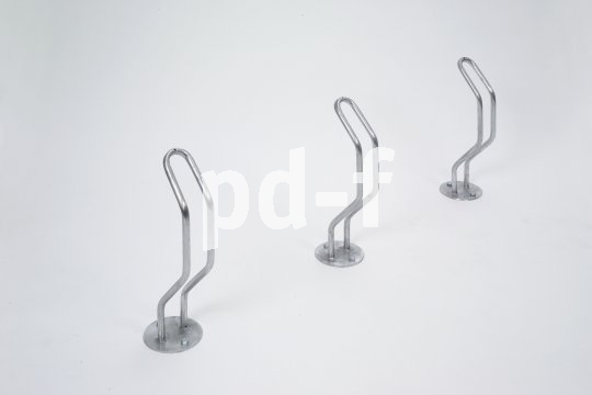 Diese einfachen Halterungen lassen sich in beliebiger Zahl und mit dem gewünschten Abstand im Boden verankern.