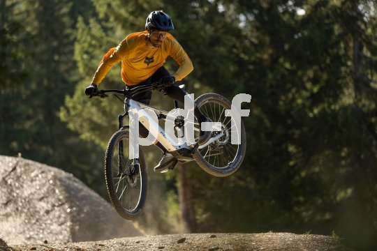 Die Bildunterschrift wird in Bälde eingefügt. Sie können uns aber gern auch per E-Mail oder Telefon kontaktieren, wir helfen gerne weiter. Ein Mann auf einem E-Mountainbike in der Luft.