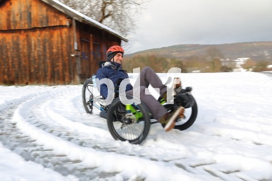 Alle reden vom Driften - die tun es: Mehrspurige Liegeräder sind auf rutschigem Untergrund pure Spaßmaschinen. Umso mehr, wenn es sich um frischen Schnee handelt.