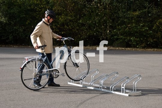 Die Laufradhalter einer Abstellanlage müssen hoch genug sein, um das Fahrrad sicher in der Senkrechten zu halten und Schäden an der Felge vorzubeugen.