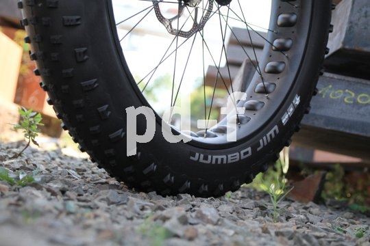 Vier Zoll Breite und ein riesenhaftes Luftvolumen machen den Fatbike-Reifen extrem griffig und komfortabel.