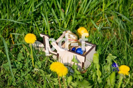 Das kleine Sperrholz-Lastenrad von Anbieter Cargoli kann auch als Stifthalter dienen - hier transportiert es stolz die schicke Fahrradglocke "Oi Luxe" der Firma Knog.