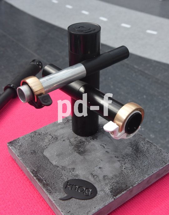 Die Klingel als Ringel: Hier ist das Design nicht nur gelungen, sondern auch zweckmäßig, passt sich diese "Glocke" doch perfekt und platzsparend an den Lenker an.