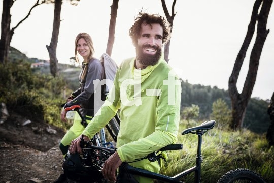 Leicht und winddicht, dabei gut sichtbar, so soll ein Windbreaker sein. Das Modell "Green Core" von Vaude ist zudem wasserabweisend und besteht zum Teil aus Recyclingmaterial.