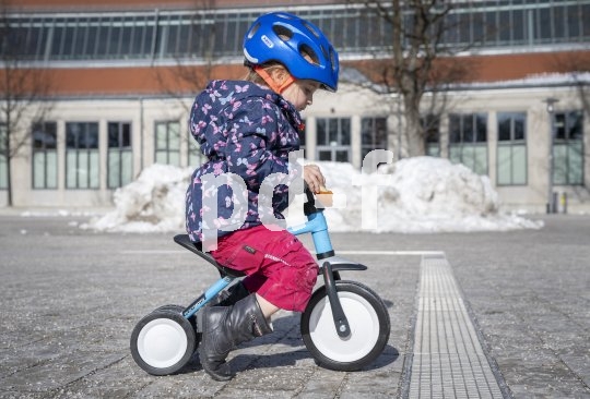 Kein Rutscher mehr, aber auch noch nicht ganz Laufrad: ein dreirädriges Kinderfahrzeig für die fast noch ganz Kleinen (Modell "Pukymoto" von Puky; für Kinder ab etwa einem Jahr)