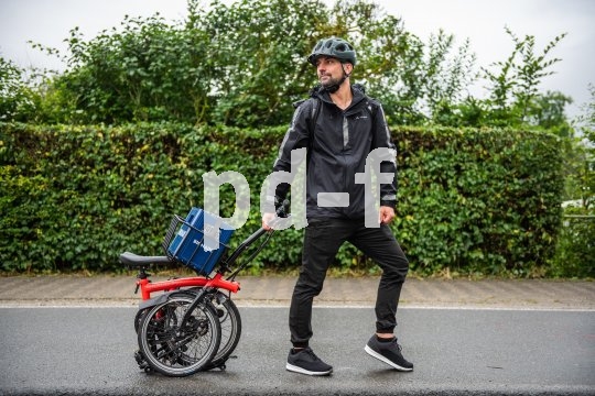 Für das Prompton-Faltrad gibt es einen passenden Gepäckkorb, der auch beim gefalteten Rad nicht im Weg ist.