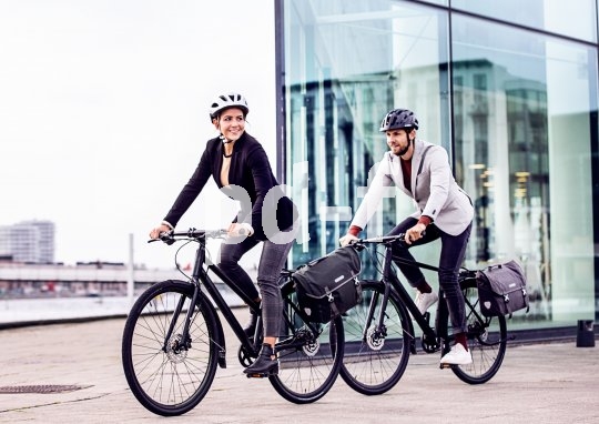 Speziell für Pendler gedacht sind Fahrradpacktaschen, die sich leicht vom Gepäckträger nehmen lassen und dann auch im Büro eine gute Figur machen.