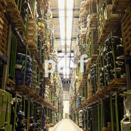 Drei Millionen Fahrradreifen warten im Bohle-Hochregallager auf ihren Einsatz.