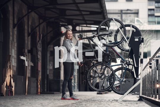 Platzsparend unterbringen kann man Fahrräder zum Beispiel mit dem "Velow Up", den WSM in Deutschland vertreibt. Hier hängt man das Vorderrad in einen haken und eine Gasdruckkartusche befördert es in die Vertikale.