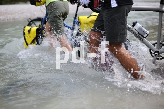 In der Wildnis sind Flussquerungen nicht selten. Gut, wenn man sich da unbesorgt auf seine Packtaschen verlassen kann.