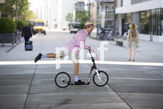Schick, schnell und charmant - das hat Wigald Boning sofort erkannt: Der Tretroller "Joker" von Puky ist für alle ab Körpergröße 135 cm geeignet, also auch für Erwachsene.