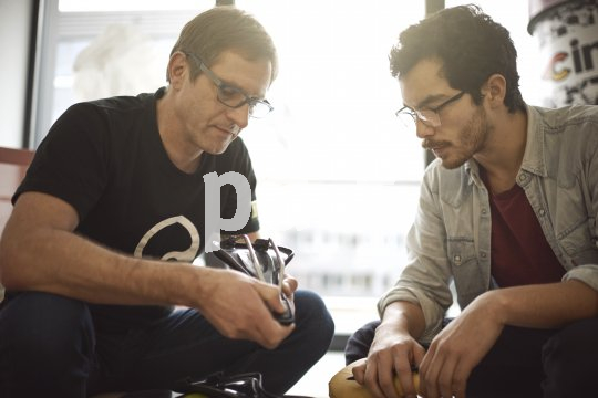 Eine Person zeigt einer anderen Person einen Fahrradsattel.