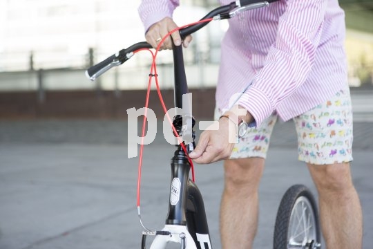 Schneller Roller, ganz ohne E: Puky´s Tretroller "Joker" für alle ab 135 cm Körpergröße ist ein pfiffiges, sportliches Stadgefährt. Der Vorbau lässt sich wegklappen, zum Transport oder für die Unterbringung.