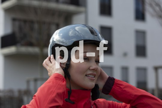 Frau mit Fahrradhelm
