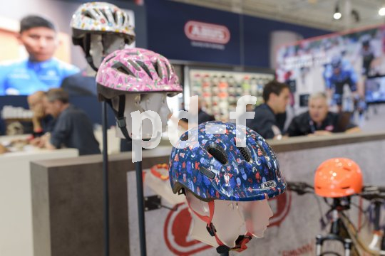 Als Sicherheitsgarant unverzichtbar, als Kleidungsbestandteil der Mode unterworfen - Fahrradhelme aller Formen und Farben zieren die Ausstellerstände auf der Eurobike.