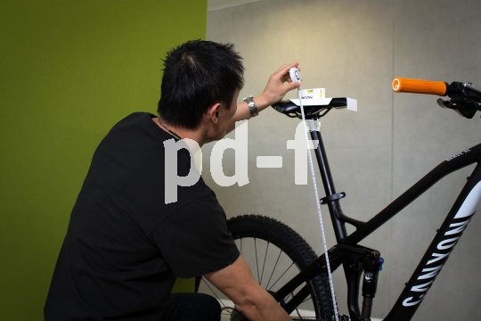 Die Bildunterschrift wird in Bälde eingefügt. Sie können uns aber gern auch per E-Mail oder Telefon kontaktieren, wir helfen gerne weiter. Eine Person misst die Sattelhöhe eines Fahrrades mit einem Maßband.