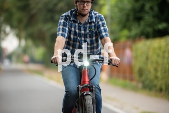 LED-Technik und Nabendynamo machen ein Tagfahrlicht möglich, das viel weniger Kraft kostet, als es zusätzliche Sicherheit im Straßenverkehr bringt.