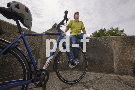 Fahrrad steht auf Brücke