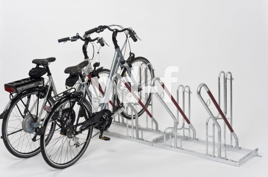 Die hohen, ummantelten Stützbügel eignen sich hervorragend zum Anschließen der hier geparkten Fahrräder.