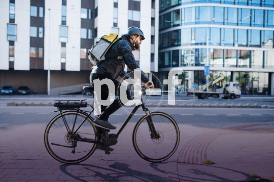 Die Bildunterschrift wird in Bälde eingefügt. Sie können uns aber gern auch per E-Mail oder Telefon kontaktieren, wir helfen gerne weiter. Eine Person fährt auf einem E-Bike durch eine Stadt.