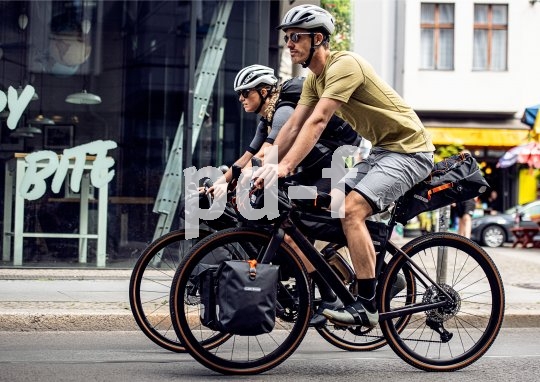 Kleine Taschen, gut komprimiert und eng am Rad verzurrt - so sieht ein Bikepacking-Outfit aus.