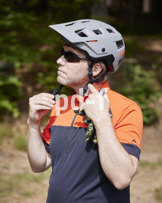 Mann öffnet Fahrradhelm