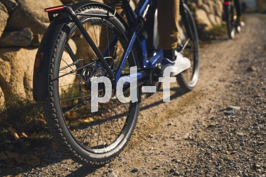 Detailaufnahme des Hinterbaus eines E-Bikes im Gelände.