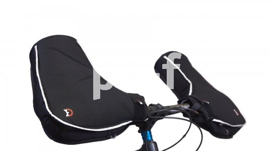 Die "Williwaw-Pogies" von Hersteller Revelate Designs sind keine klassischen Handschuhe, sonder lenkerfeste Handwärmer, in die man beim Losfahren hineinschlüpft. Sehr praktisch und warm. Sind sie zu warm, lassen sich vorn kleine Belüftungsreißverschlüsse öffnen.