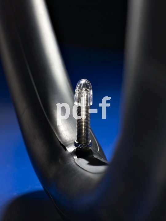 Schläuche mit Schrader-Ventil, auch Autoventil genannt, lassen sich ebenso mit der Fahrradpumpe wie mit dem Druckluftgerät an der Tankstelle befüllen.