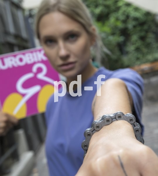 Dezenter Schmuck fürs Rad: Auf die Kette "e101 EPT" gibt Marktführer KMC eine 10.000-Kilometer-Garantie - auch am E-Bike. Grund für den geringen Verschleiß ist eine galvanische Behandlung der einzelnen Bauteile.