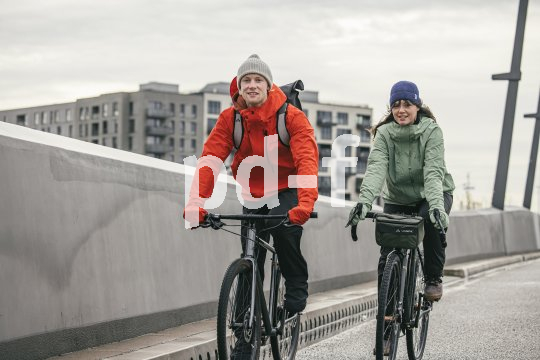 Vaudes "Comyou" ist eine Regenjacke, die zuverlässigen Wetterschutz beim Radfahren bietet.