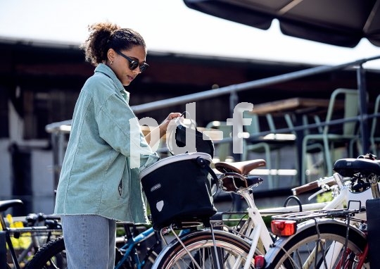 Leicht, stabil, wasserfest und mit einem Deckel versehen - dieses moderne Fahrradkorbkonzept kommt von Taschenspezialist Ortlieb.
