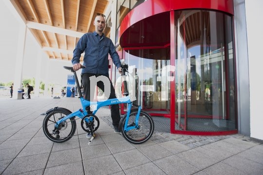 Nur wenige Handgriffe sind nötig, um aus dem vollgefederten Faltrad ein kompaktes Paket zu machen, das auch im Büro ein Plätzchen findet.