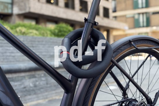 Dieses Fahrradschloss ist sehr sicher, dabei aber besonders flexibel. Außerdem fasst es sich wegen seiner Textilummantelung gut an.