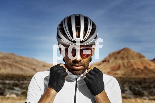 Ein guter Fahrradhelm schützt auch vor Sonneneinstrahlung, bietet aber gleichzeitig Kühlung durch Belüftung. Modelle wie der "Aventor" von Abus haben ein durchdachtes Belüftungssystem, das auch an heißen Tagen Hitzestaus am Kopf verhindert.