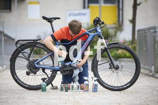 Mann putzt E-Bike.