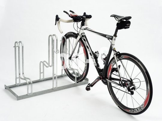 Bei Triathlon-Veranstaltungen muss für jeden Teilnehmer eine sichere, leicht erreichbare Abstellmöglichkeit für sein Rad bereitstehen, damit in der Wechselzone vom Schwimmen zum Radeln kein Durcheinander entsteht.