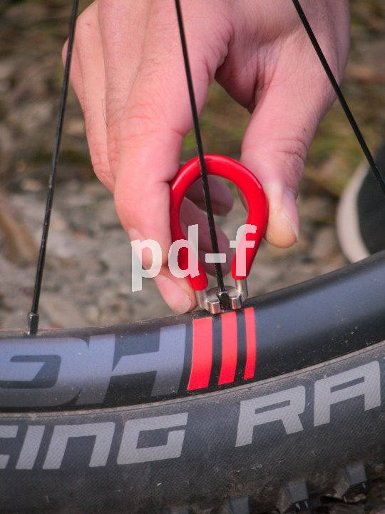 Mit dem passenden Nippelspanner lässt sich ein Laufrad auch unterwegs justieren, wenn es sich mal etwas verzogen hat.