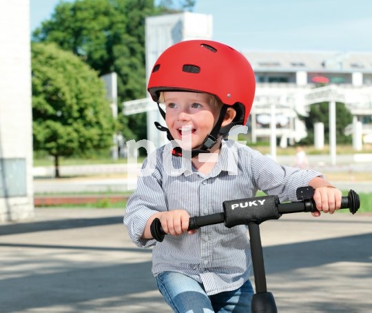 Tretrollerfahren macht einfach Spaß! Der "Sicherheitsfuß" ist schnell auf der Erde, und die Abstoßbewegung sorgt unmittelbar für Vortrieb. Und das Helm tragen kann auch gleich mit geübt werden.