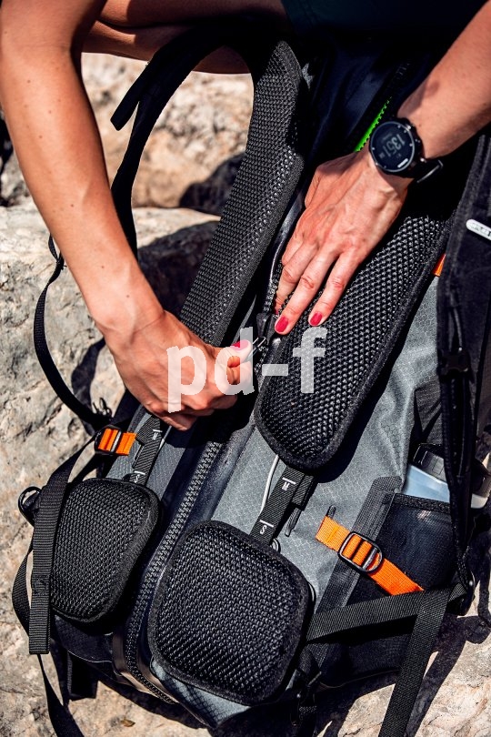 Speziell für Frauen konzipiert ist das Rucksackmodell "Atrack ST" von Ortlieb. Träger und Hüftflossen sind auf die weibliche Anatomie zugeschnitten, die Rückenlänge lässt sich an kürzere Oberkörper anpassen. Gepolsterte Hüftgurte und eine atmungsaktive Rückenauflage erhöhen den Tragekomfort.