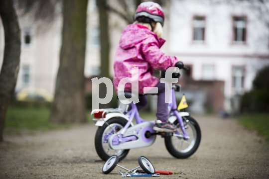 Fahrrad oder Vierrad? Wenn Kinder lernen sollen, auf ersterem zu fahren, gehören die Stützräder abmontiert, ohne wenn und aber. Wobei geübten Laufradfahrern der Umstieg aufs Fahrrad erfahrungsgemäß recht leicht fällt.