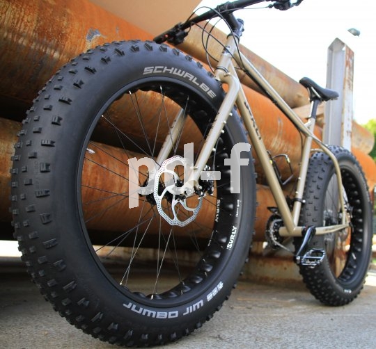 Vier Zoll Breite und ein riesenhaftes Luftvolumen machen den Fatbike-Reifen extrem griffig und komfortabel.