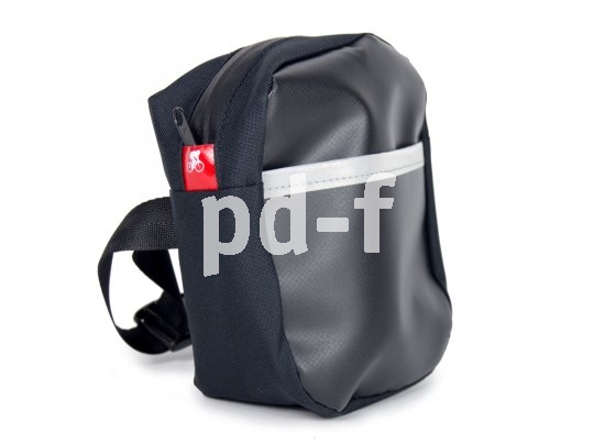 Eine pfiffige Radfahrer-Handtasche namens "Komplize" kommt von Accessoire-Spezialist Fahrer Berlin. Sie lässt sich am Lenker, Sattel oder Rahmenrohr befestigen, aber auch am Gürtel oder über der Schulter tragen. Material: recycelte Planen und Polyester aus recycelten PET-Flaschen.