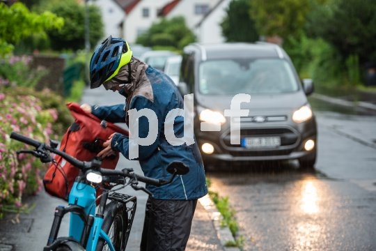 Bei Schietwetter sind wasserdichte Packtaschen Gold wert. Diese lässt sich ganz unkompliziert auch als Rucksack tragen.