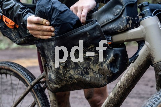 Regenjacke in Rahmentasche