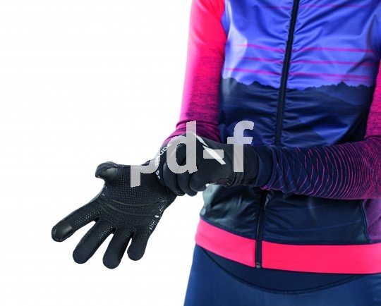 Eine Person zieht einen Fahrradhandschuh an.