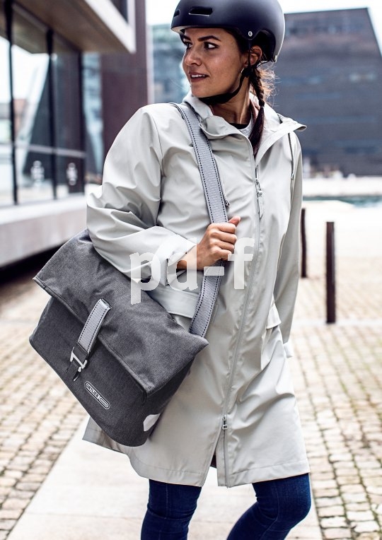 Schick, sicher und praktisch am Rad und über der Schulter: Kombi-Konzepte werden bei Radtaschen immer beliebter (hier das Modell Twin-City Urban von Ortlieb).