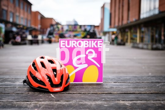 Mit dem Modell "Storm Chaser" bietet Hersteller Abus einen sehr leichten Helm für alle Spielarten des Rennradfahrens an. Die Belüftungstechnologie wurd von Profihelmen übernommen; besonders interessant für Pferdeschwanzträger ist der spezielle Zuschnitt im Nackenbereich