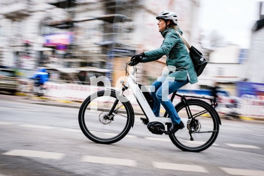 Ein Stadt- und Touren-Pedelec mit tiefem Durchstieg und klarem Design ist das "Nevo GT" von Hersteller Riese und Müller. Es ist mit einem Bosch-Mittelmotor ausgerüstet und in verschiedenen Ausstattungsvarianten zu bekommen.