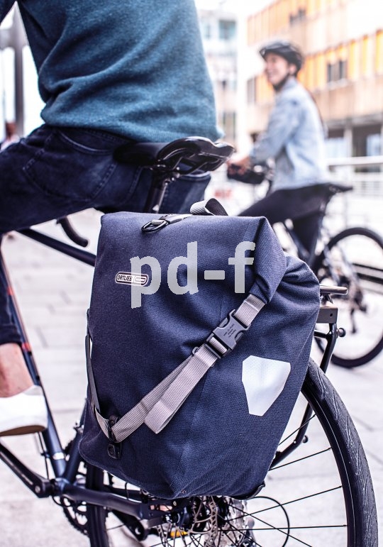 Schon ein Klassiker des Transportwesens: der "Back-Roller Urban" von Ortlieb bietet 20 Liter Stauraum, wasserdicht verpackt, zugänglich über einen Rollverschluss und mit einem Tragegurt versehen. Während der Fahrt fixiert ein Quick-Lock-System die Tasche am Gepäckträger.